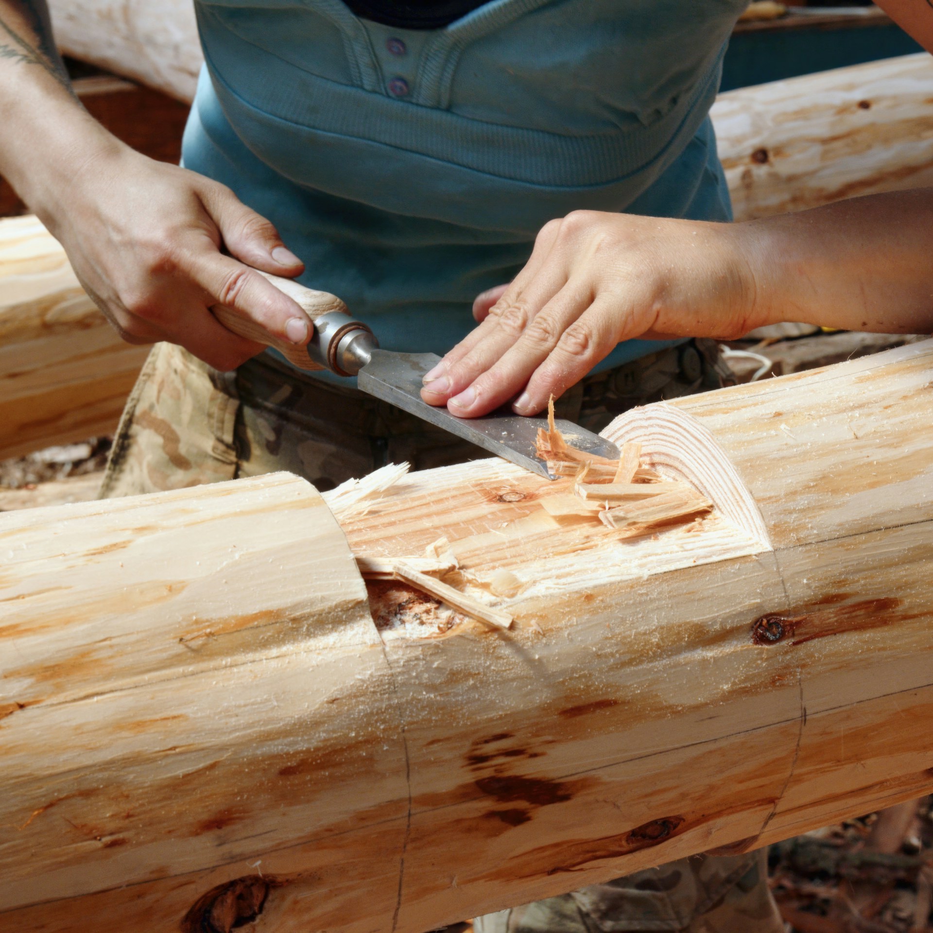 Charpentier travaillant une pièce de bois