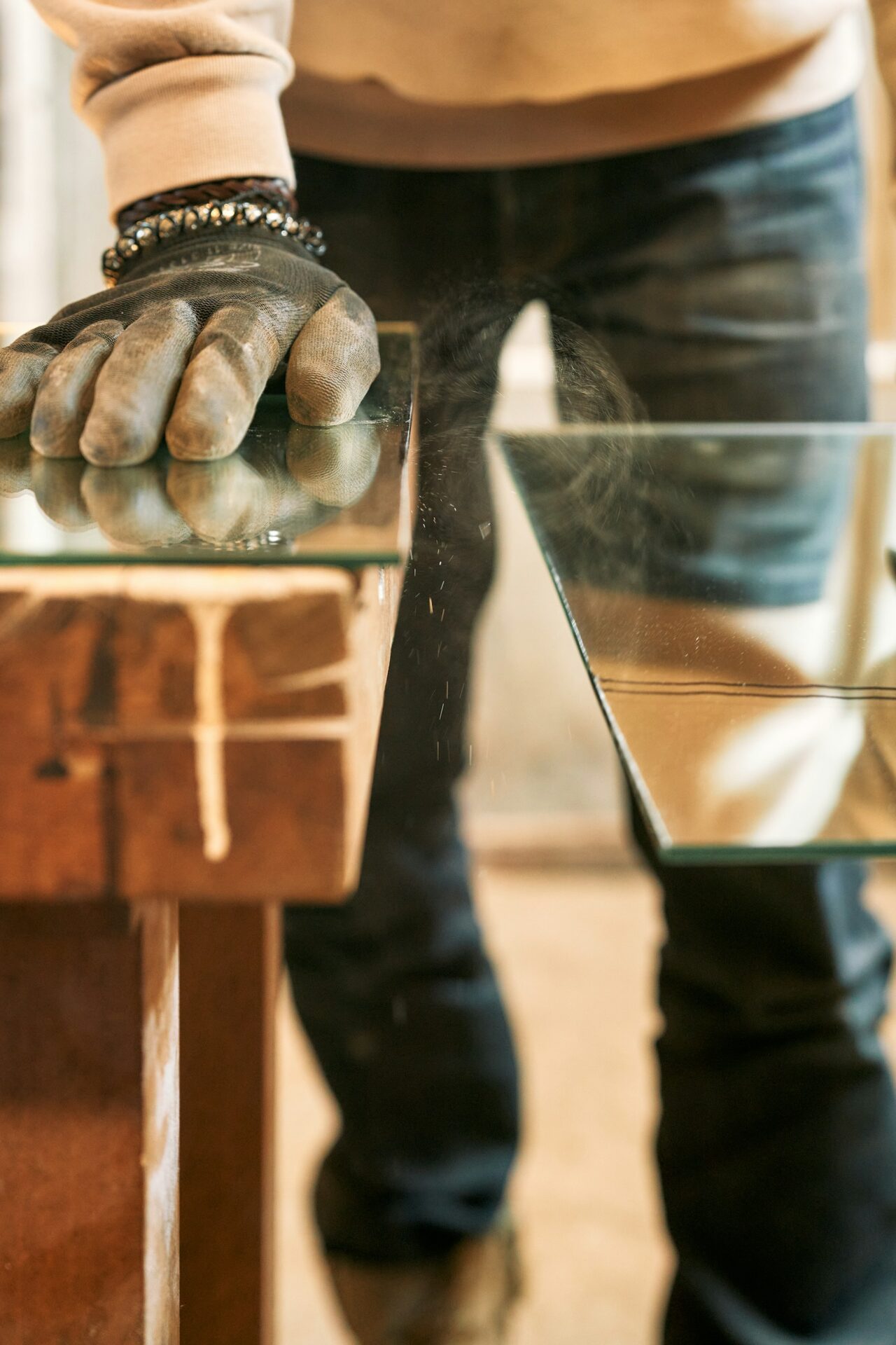 Miroitier travaillant le verre