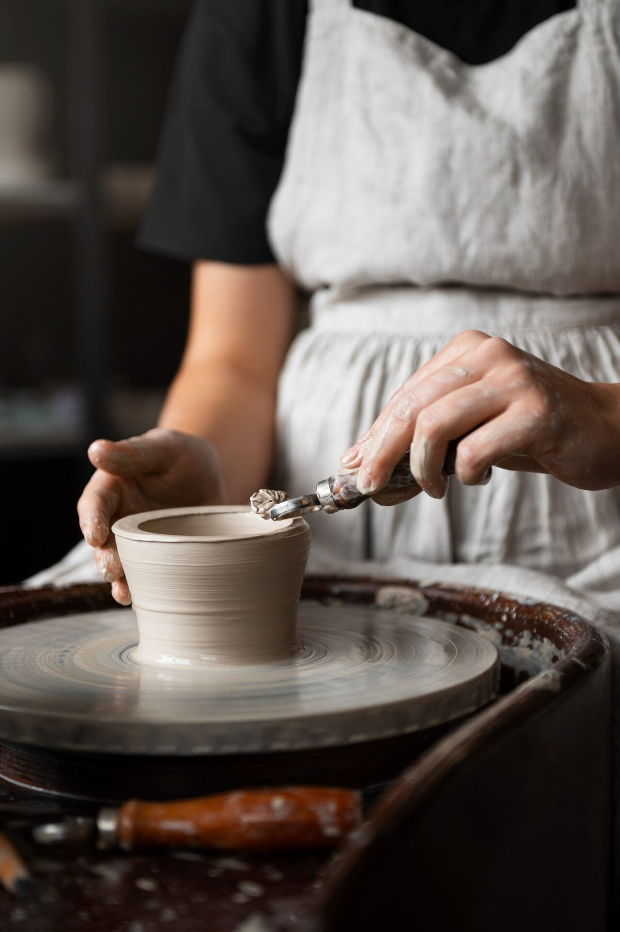 Artisan céramiste dans son atelier