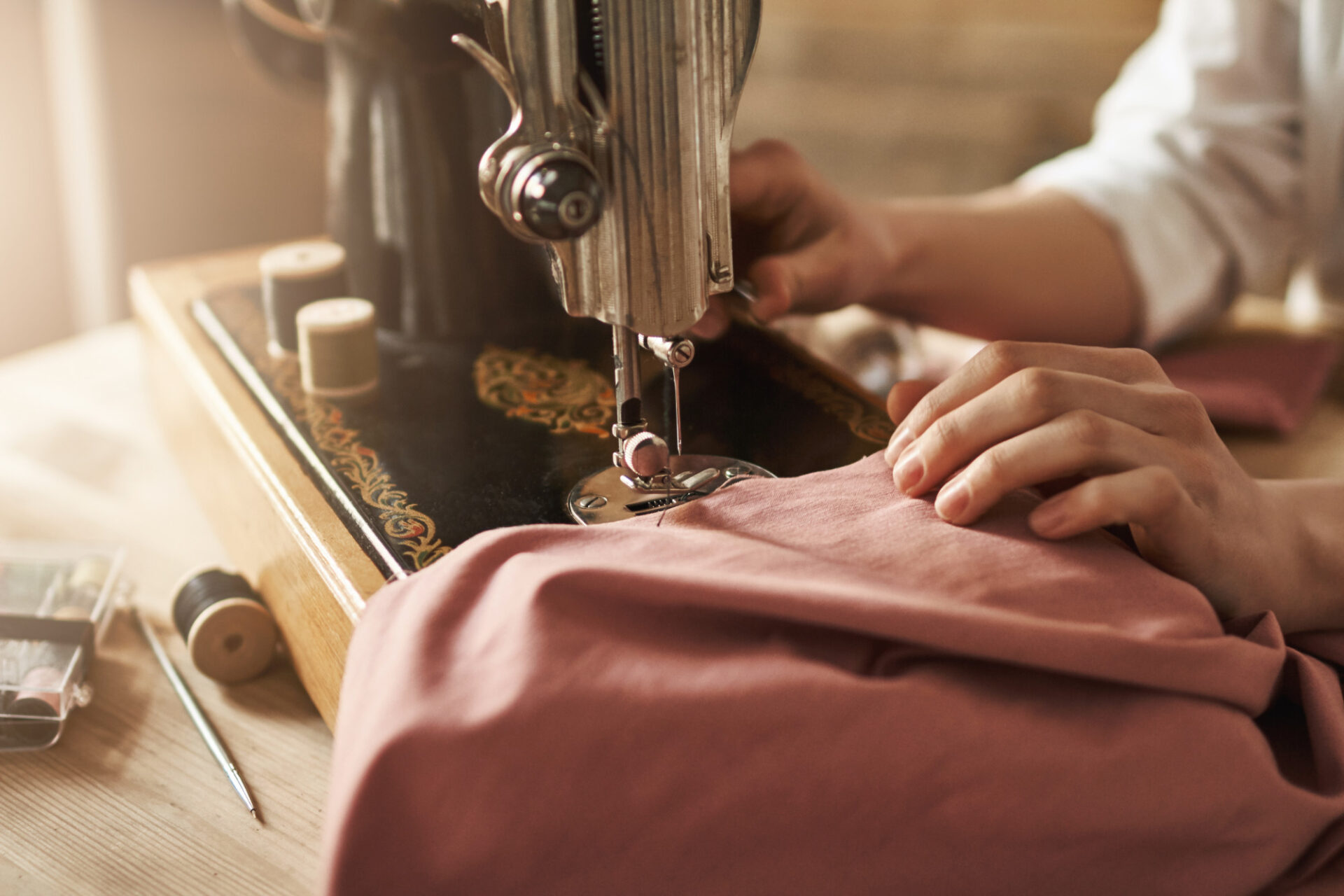 Piqûre à la machine dans un atelier du cuir
