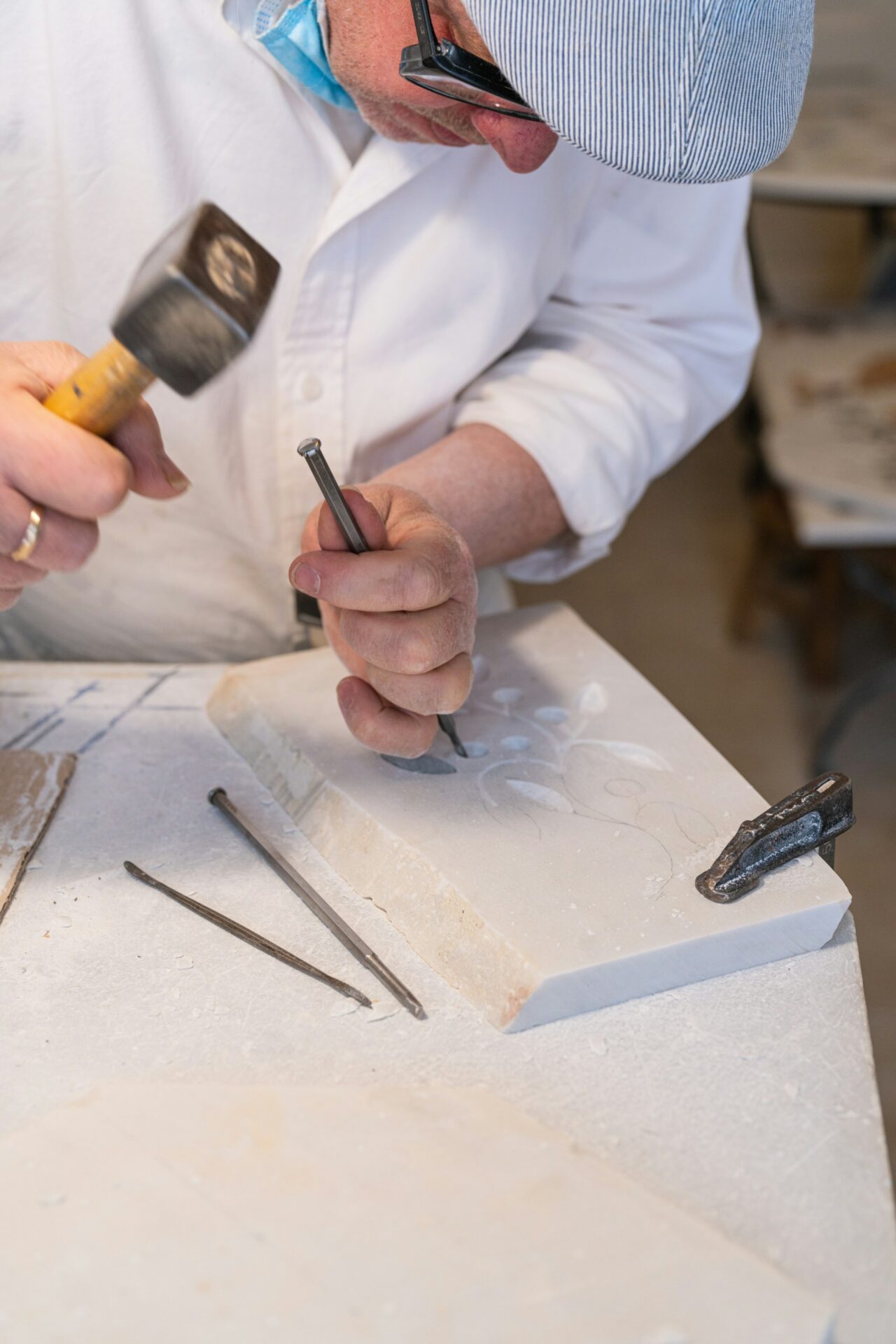 Tailleur de pierre au travail
